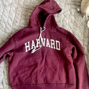 “Harvard” print burgundy cropped hoodie